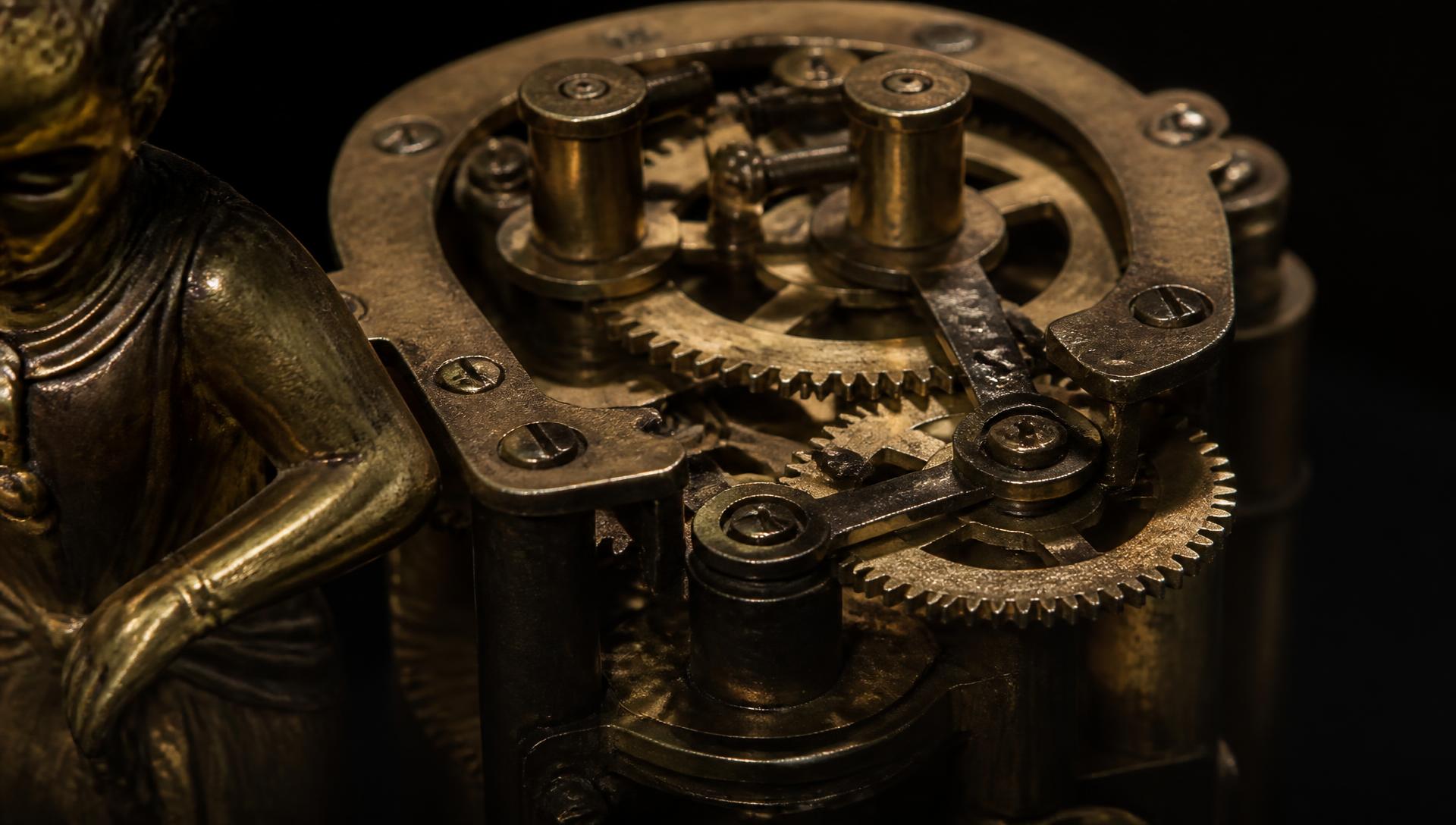 Détail du mécanisme d'un automate ancien en laiton